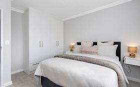 Elegant, Spotless 2 Bed For Enchanted Stays